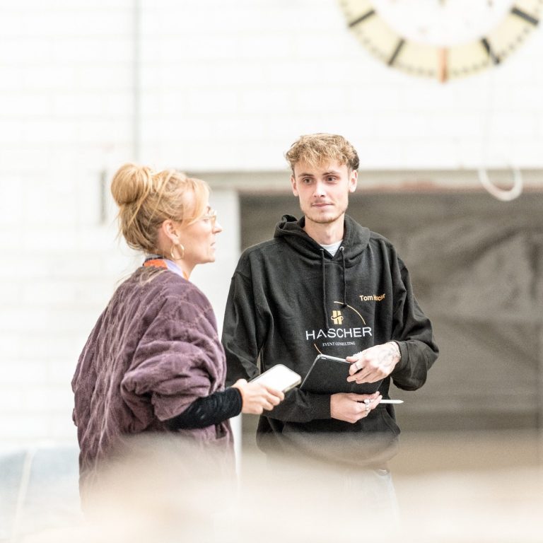 Junger Mann, fokussiert mit Frau in Planung