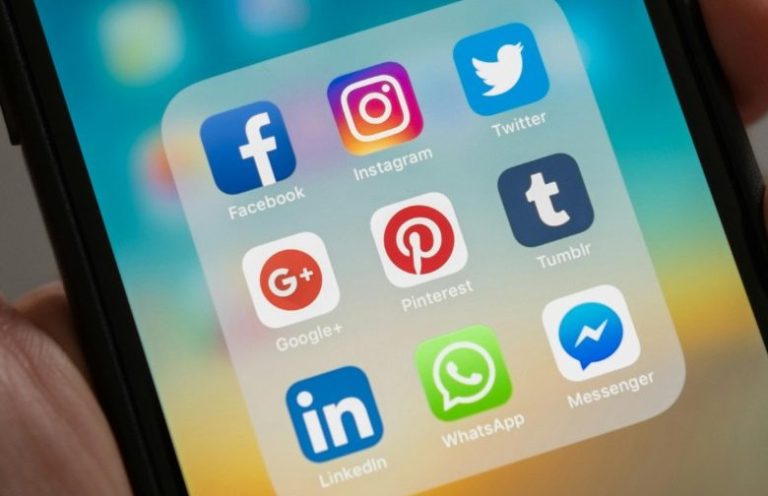 Smartphone-Bildschirm mit sozialen Medien-Apps: Facebook, Instagram, Twitter, WhatsApp, LinkedIn.