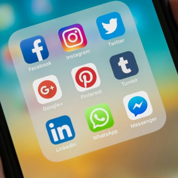 Verschiedene soziale Medien-Apps auf einem Smartphone-Display angeordnet.