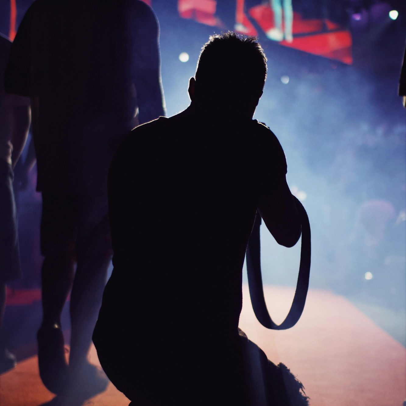 Ein Fotograf kniet auf dem Boden und nimmt in schwachem Licht Bilder auf.