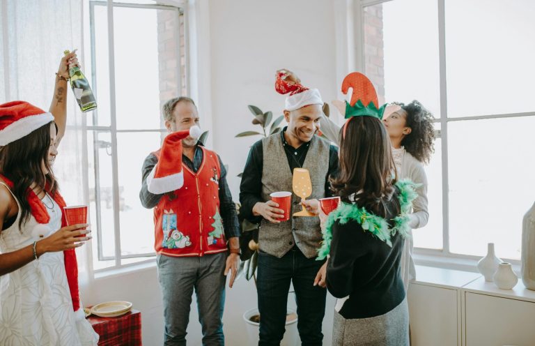 Eine Person hält eine Visitenkarte mit der Aufschrift "Deine Werbung hier!"