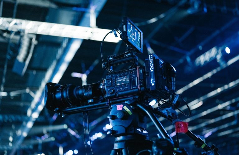 Eine Kamera auf einem Stativ in einer modernen, beleuchteten Umgebung.